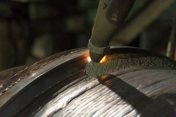Cordón de arco sumergido rellenando la superficie de un rodillo